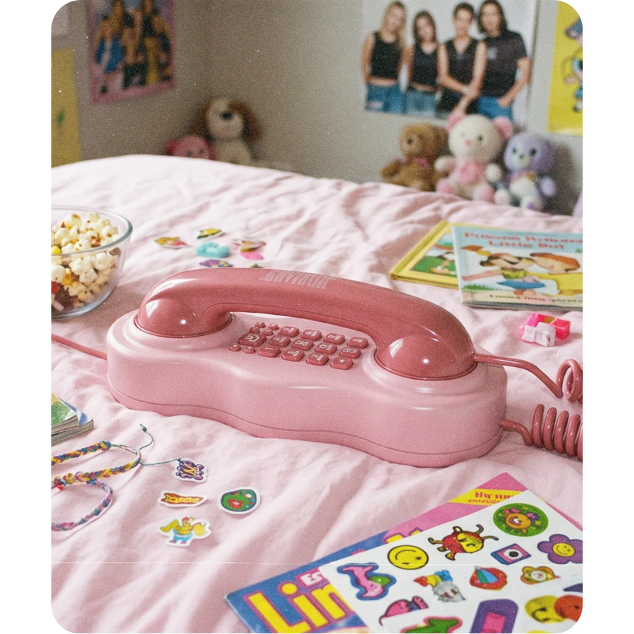 Téléphone Combiné rose dans une chambre